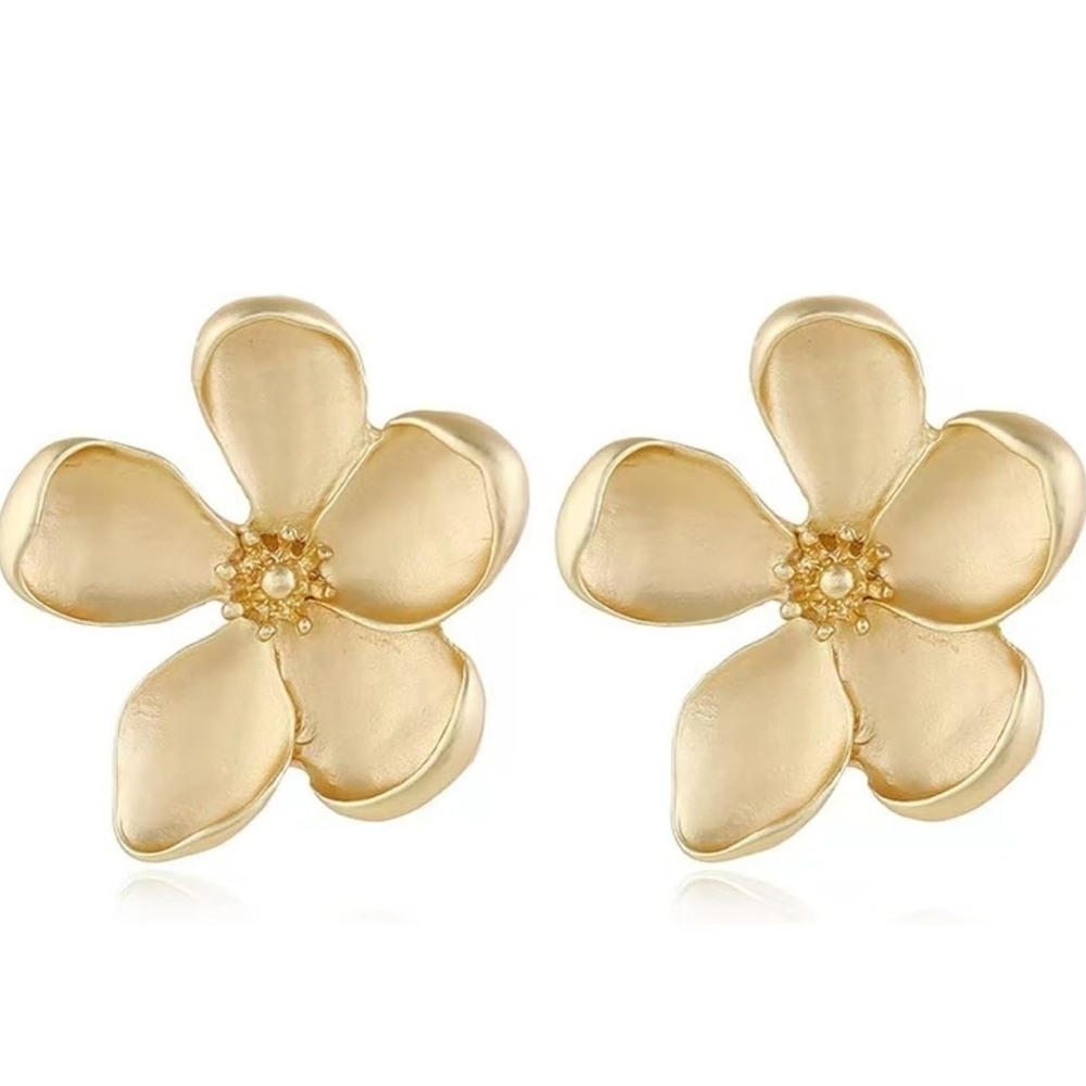 Chic Gold Floral Earrings - Picture 2 of 2